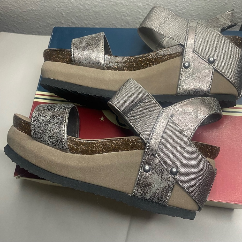 Elegant Metallic Sandals - Picture 4 of 7